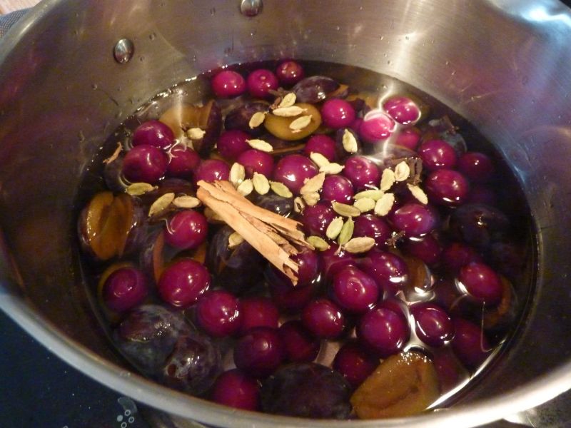 Ciruelas en un cazo con canela y cardamomo